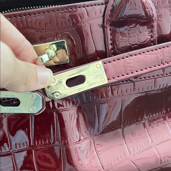 Elegant Burgundy Crocodile-Embossed Satchel - Picture 4 of 15